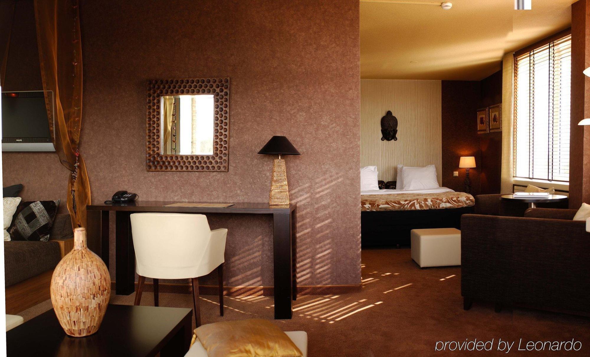 Carlton Oasis Hotel 4*